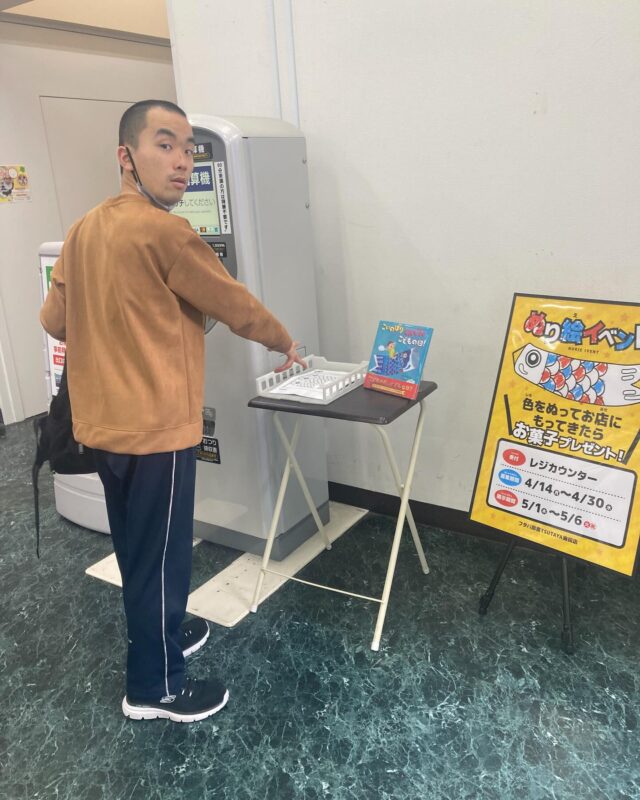 福祉センターでチラシ集めの決めポーズ😎🎶
からの〜食べ物シリーズ😋
からの〜公園ヤッホイ＼( 'ω')／

 #行動援護 #移動支援 #身体介助 #家事援助 #通院 #あおいろキャンバス #放課後等デイサービス #zoo #スタッフ募集中 #公園 #福祉センター #おやつ #美味しい #ヤッホイ