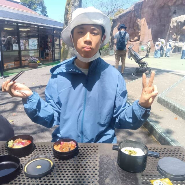 またまた行ってきました〜
安佐動物公園😆
まずはお母さんの手作り弁当〜
美味しかったよ😋
動物とハイチーズ📸
ソフトクリームも🍦😋
楽しい1日になりました🎶

 #安佐動物公園 #手作り弁当 #美味しかった #動物 #ソフトクリーム #楽しかった 
 #あおいろキャンバス #行動援護 #身体介助 #家事援助 #通院 #移動支援 #放課後等デイサービス #zoo #スタッフ募集中