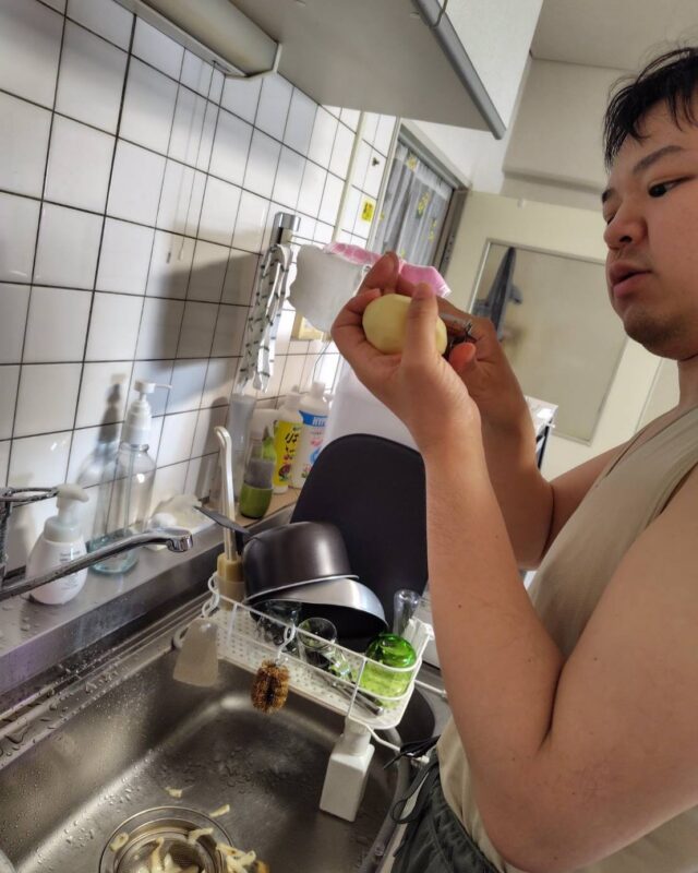 2月から始まった夕食準備〜
今日のミッションは、野菜の皮むきと米研ぎをしてスイッチオン！
ピーラーを使って、真剣に剥いています😍
こんなに上手にできたよ✨️

 #上手にできた #お手伝い #ミッション #野菜 #皮むき #ピーラー #米研ぎ #スイッチオン  #炊飯
 #あおいろキャンバス #身体介助 #家事援助 #通院 #移動支援 #放課後等デイサービス #zoo #スタッフ募集中