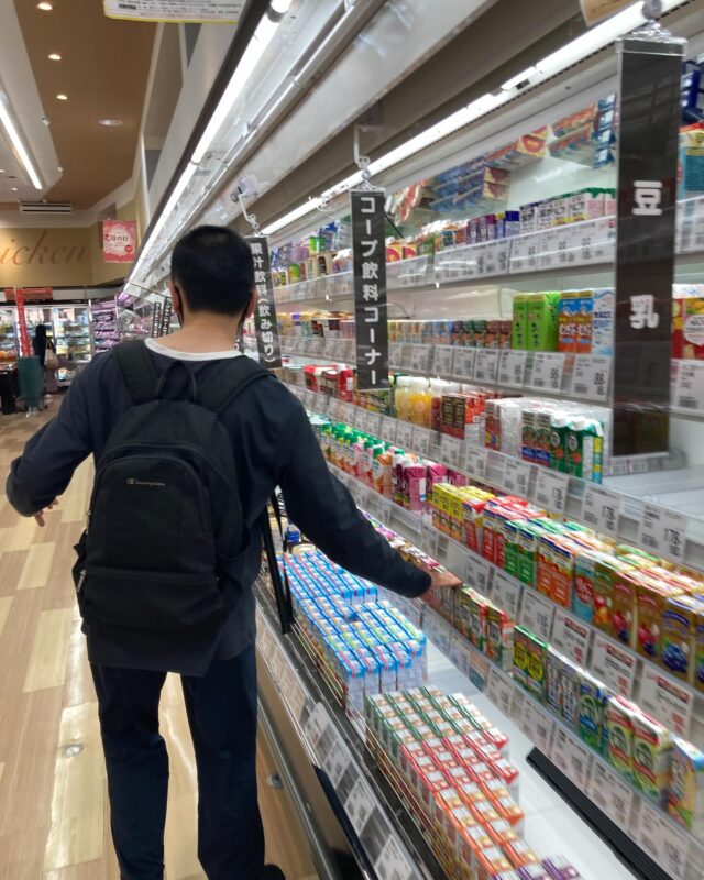 初めてのお店に入るとキョロキョロ👀
目的コーナーを見つけてスタスタε＝┏(･ω･)┛
野菜ジュースと惣菜を買ったら〜
自分で袋に入れます😎
からの〜
食べ物シリーズ😋またあんこ🤭
今日も美味しくいただきました😆
あ！チラシゲットも忘れずに🤨
 #行動援護 #移動支援 #身体介助 #家事援助 #通院 #あおいろキャンバス #放課後等デイサービス #zoo #スタッフ募集中 #障害福祉