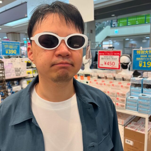サングラス選び🕶️
色々なサングラスを試して選びました✨

気に入ってくれたようで良かったです！！
大事にしてね😎

#呉
#サングラス
#介護
#移動支援
#行動援護
#家事支援
#身体介護
#zoo
#あおいろ